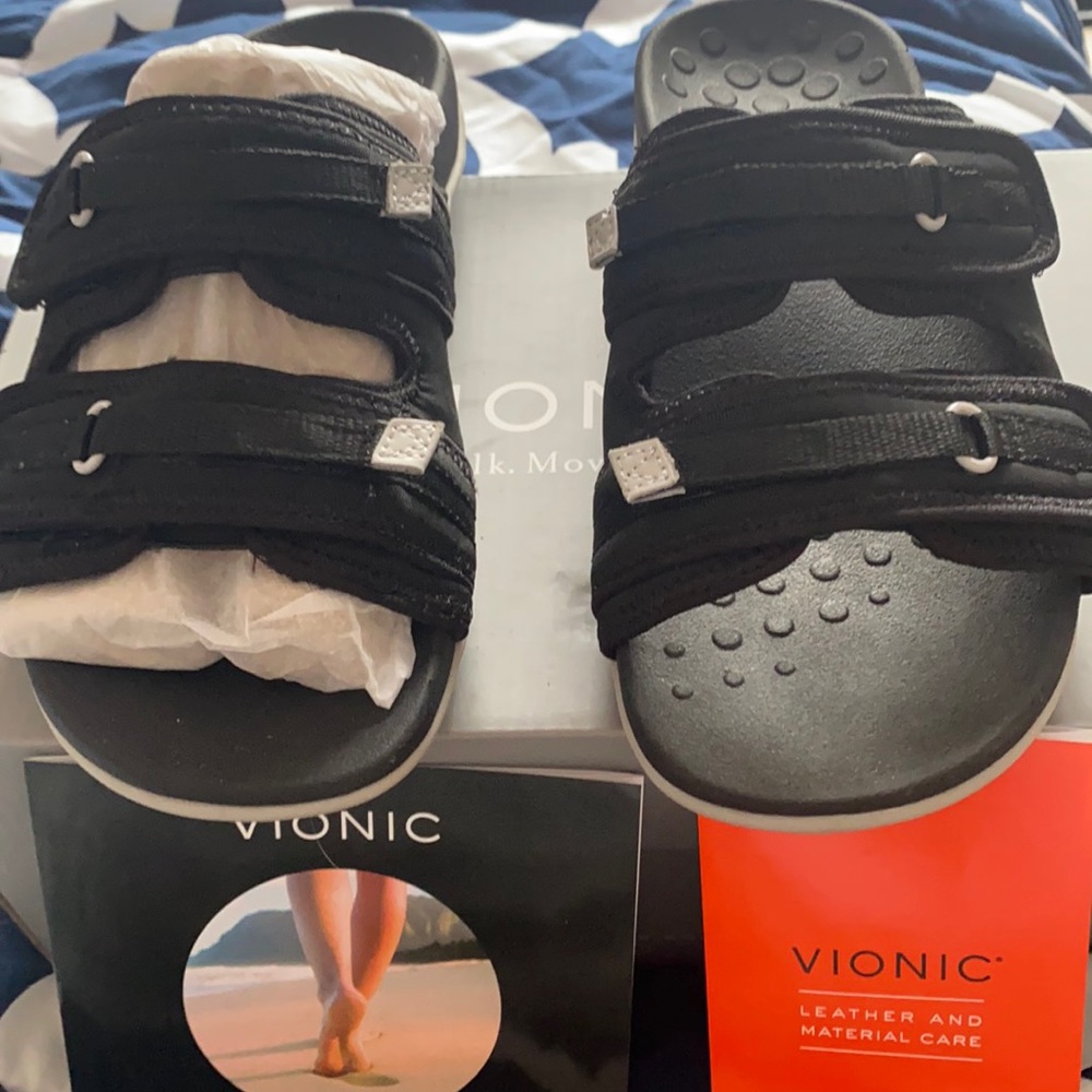 Size 6.5 Women’s Vionoc slide sandals